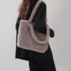 Plush Bag Winter Fashion Cute Tote Handbags Large Capacity Portable Single Shoulder Furry Bags - Image 2